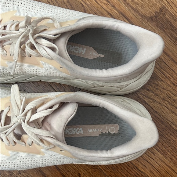 Hoka Women's Arahi 7 Pink/Cream Running Shoes with Light Blue Toe Accent - Picture 5 of 6